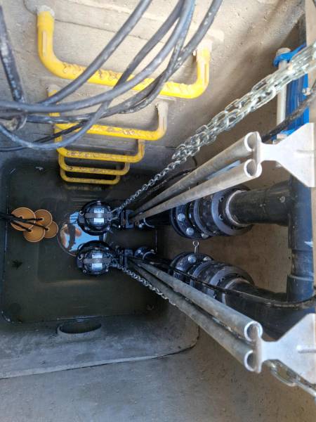 REGARD ÉQUIPÉ D'UN SYSTEME DOUBLE POMPE MONTÉES SUR PIEDS D'ASSISES