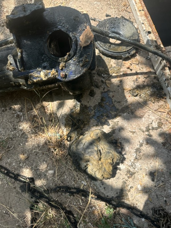 Poste de relevage des eaux usées en cours de réparation à Marseille 15ème